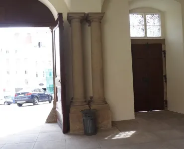 Vestibul – sloupy a polosloupy