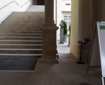 Schodiště do Sňatkové síně